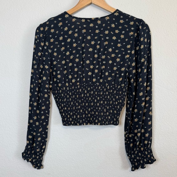American Eagle Black Ditsy Floral Long Sleeve V Neck Smockec Crop Top Blouse MED - Picture 6 of 11